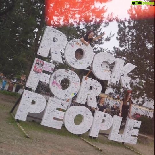 Lukáš Hejlík - 481 Likes - Gastromapa guide na @rockforpeople !
Sérii videí kde jíst/pít na fesťáku odpálíme se streetfood peckama od @take_eat_ez & @hellsmokebbq .
Tohoto gastro průvodce po Rock for People děláme s @mattyvanek díky @komercka , která je generálním partnerem fesťáku a já jejím ambassadorem.
#rockforpeople2024
#takeeatez
#hellsmokebbq
#komercka
#dlouhodobaspoluprace
#kbambassador