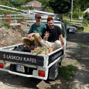 Lukáš Hejlík Instagram - Natáčíme sami pro sebe a hlavně pro vás nový seriál #gastromapalukasehejlika . Vysílat ho budeme prostě my, žádná televize. Rozhodli jsme se sehnat si na to prostředky sami a udělat to nejlíp, jak umíme. S @mattyvanek jsme kdysi dělali Kudy,Foodie?!, tohle bude trochu jiný formát. Budou to takové Příběhy z gastra z několika krajů Česka. @slaskoukarel pod @hradbezdez z @machuvkraj v @regionliberec bude jeden z nich. Dáme brzy vědět víc. 
#pribehyzgastra 
#slaskoukarel 
#GMLH365 
#GMLH555