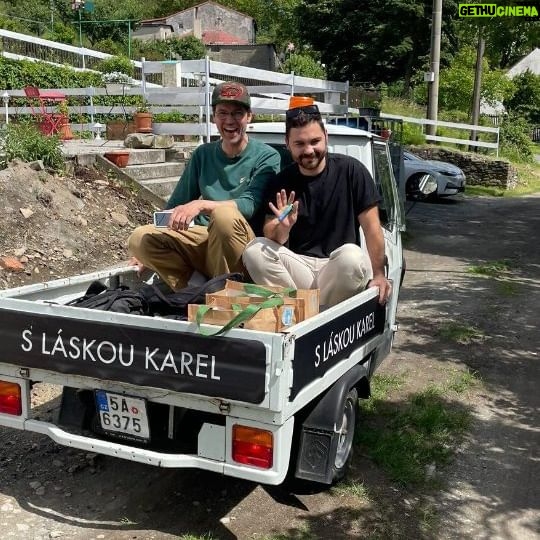 Lukáš Hejlík - 436 Likes - Natáčíme sami pro sebe a hlavně pro vás nový seriál #gastromapalukasehejlika . Vysílat ho budeme prostě my, žádná televize. Rozhodli jsme se sehnat si na to prostředky sami a udělat to nejlíp, jak umíme. S @mattyvanek jsme kdysi dělali Kudy,Foodie?!, tohle bude trochu jiný formát. Budou to takové Příběhy z gastra z několika krajů Česka. @slaskoukarel pod @hradbezdez z @machuvkraj v @regionliberec bude jeden z nich. Dáme brzy vědět víc.
#pribehyzgastra
#slaskoukarel
#GMLH365
#GMLH555