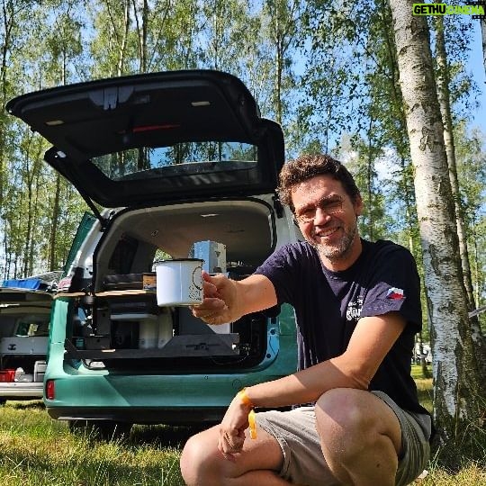 Lukáš Hejlík - 479 Likes - V 8.30 vstávačka.
Filtrovaný kafíčko od švýcarských @utopia_coffee
Na vestavbě od @egoe.cz
Do plecháčku @mr__coffeebean
V #IDbuzz od @volkswagencz
Na jubilejním 20.ročníku srazu @transporterclub.cz .
Dnes pro @volkswagenuzitkovevozy moderuju celodenní program.
#egoecz
#transportersraz2024