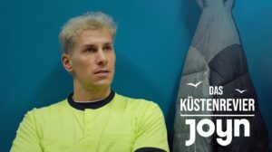 Lukas Sauer Instagram - Gestern 19:00 Uhr auf @sat.1 
An jetzt auf @joyn.de | @kuestenrevier 

Haare und Trikot im Einklan 💛 Die Trillerpfeife fest im Griff, aber wie es für Kai sonst so läuft verrate ich nicht. Habt ein super Wochenende meine Lieben 🍋 

•••
Yesterday 7:00 p.m. on @sat.1 
Now on @joyn.de | @kuestenrevier 

Hair and jersey in sync 💛 Bit how things are going for Kai in general, I want tell you now 😳😜 I Have a great weekend, my lovelies 🍋