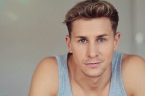 Lukas Sauer Instagram - Nun ist es für mich an der Zeit es euch zu sagen:

Startet gut ins Wochenende 💚 Genießt es! Macht was euch Freude bringt und lacht, tanzt, schlaft und esst sooft, mit wem und was auch immer ihr wollt 🫶🏼 Fühlt euch gedrückt! 

• • • 
Now it’s time for me to tell you:

Start the weekend well 💚 Enjoy it! Do what brings you joy and laugh, dance, sleep and eat as often as possible, with whoever and whatever you want 🫶🏼 Big hug!

• • • 
#Nothingisordinary #livethelittlethings #welltravelled #mytinyatlas #calledtobecreative #livecolorfully 

Foto © Urban Ruths