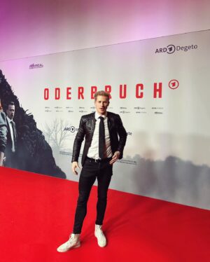 Lukas Sauer Instagram - Oderbruch Premiere 🎥 
Packende Mystery-Thiller-Serie made in Germany - from Germany - with Germany - under Germany! 🇩🇪 

Ich habe nur die ersten zwei folgen gesehen, habe aber schon eine spannende Theorie wie es weitergehen könnte. 
Ab Freitag gibt es die Serie dann komplett in der ARD-Mediathek zu sehen 🍿 

Seid ihr eher Serien oder Filme-Gucker? Aktuell schlägt mein Herz absolut für Serien, weshalb ich kaum erwarten kann wie es bei #oderbruch weiter geht. 

Ich schicke euch super liebe Grüße und wünsche euch einen wunderschönen Abend 🫶🏼 

• • • 
Oderbruch premiere 🎥
mystery thriller series made in Germany - from Germany - with Germany - under Germany! 🇩🇪

I’ve only seen the first two episodes, but I already have a thrilling theory about how things could continue.
From Friday the series can be seen in its entirety in the ARD-Streaming-Plattform 🍿

Are you more of a series or film watcher? At the moment my heart absolutely beats for series, which is why I can hardly wait to see what happens next with #oderbruch.

I send you lots of love and wish you a wonderful evening 🫶🏼

• • • 
@ard_degeto @ardmediathek
• • • 
Foto voller Leidenschaft und das ohne Aufforderung - höchst professionell- Gütesiegel SEHR GUT © @nic.ank