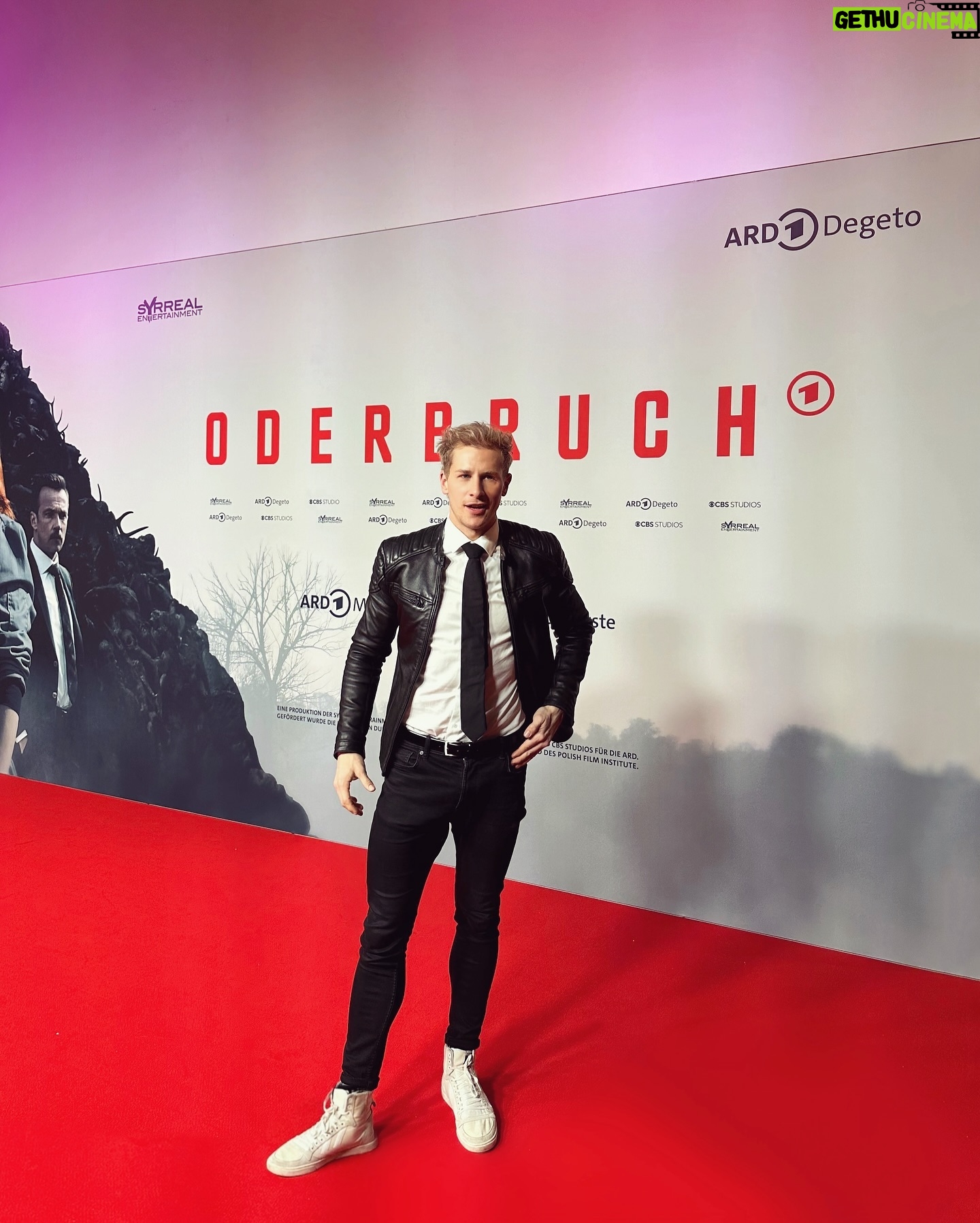 Lukas Sauer - 3 Likes - Oderbruch Premiere 🎥
Packende Mystery-Thiller-Serie made in Germany - from Germany - with Germany - under Germany! 🇩🇪
Ich habe nur die ersten zwei folgen gesehen, habe aber schon eine spannende Theorie wie es weitergehen könnte.
Ab Freitag gibt es die Serie dann komplett in der ARD-Mediathek zu sehen 🍿
Seid ihr eher Serien oder Filme-Gucker? Aktuell schlägt mein Herz absolut für Serien, weshalb ich kaum erwarten kann wie es bei #oderbruch weiter geht.
Ich schicke euch super liebe Grüße und wünsche euch einen wunderschönen Abend 🫶🏼
• • •
Oderbruch premiere 🎥
mystery thriller series made in Germany - from Germany - with Germany - under Germany! 🇩🇪
I’ve only seen the first two episodes, but I already have a thrilling theory about how things could continue.
From Friday the series can be seen in its entirety in the ARD-Streaming-Plattform 🍿
Are you more of a series or film watcher? At the moment my heart absolutely beats for series, which is why I can hardly wait to see what happens next with #oderbruch.
I send you lots of love and wish you a wonderful evening 🫶🏼
• • •
@ard_degeto @ardmediathek
• • •
Foto voller Leidenschaft und das ohne Aufforderung - höchst professionell- Gütesiegel SEHR GUT © @nic.ank
