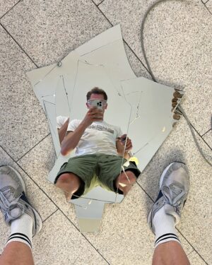 Lukas Sauer Instagram - Meine Seele, meine Hoffnung und Träume, mein Herz oder doch einfach nur ein Spiegel, den ich von der Wand entfernt habe. 

My soul, my hope and dreams, my heart or just a mirror that I removed from the wall. 

#werwillfleissigehandwerkersehen #diy #heimwerker