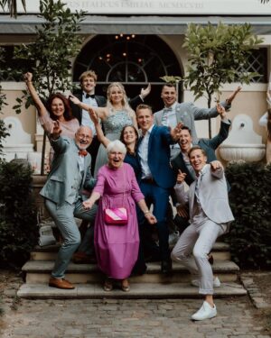 Lukas Sauer Instagram - Mama und Mama-Mama 🌹 
Der Ursprung einer wunderbaren Familie 🩷
Anker in stürmischen Zeiten und Wind in den Flügeln 🪽
Nicht nur heute am Muttertag - sondern schon immer und für immer. 

Ich liebe euch ❤️ So jetzt ist es raus. Die Worte fallen ja oft schwer. 

Meine Oma hat es mal gut auf den Punkt gebracht. Sie meinte, dass „Ich liebe dich“ in Deutschland viel zu selten verwendet wird und wenn es gesagt wird, dann meist nur innerhalb einer romantischen Beziehung - im Englischen ist das anders. Da wird viel häufiger „I Love You“ gesagt, auch innerhalb der Familie oder unter Freunden.

Fallen euch die Worte „Ich liebe dich“ schwer? 

Eigentlich total albern, dass wir in Deutschland mit diesen Worten so haushalten, denn „Liebe“ wird nicht verbraucht oder verschwindet, nur weil man sie kommuniziert. Im Gegenteil, sie wird mehr. 🩷❤️🧡

Und „Liebe“ ist genauso wie Ärger, Wut oder Angst ein Gefühl und über die sprechen wir ja auch oft, warum dann nicht auch über Liebe? 🫶🏼 

Mama, Oma - Ich liebe euch und alles, was ihr geschaffen habt 💕