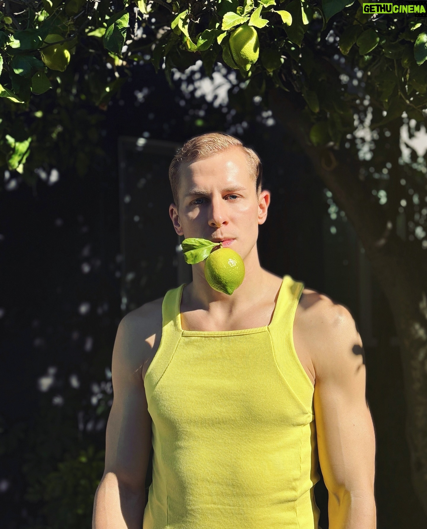 Lukas Sauer - 3 Likes - Ton in Ton und Sauer beißt sauer 🍋
Webei die Zitronen in Los Angeles wesentlich besser sind als die in Deutschland.
Ich bin gut in Los Angeles angekommen und wurde direkt vom strahlenden Wetter, dem strahlenden @karimsattarmakeup und der strahlenden @vivi.essentials in Empfang genommen ☀️
Kurz darauf hat mich der Jetlag direkt umgehauen, aber so langsam komme ich an…
Habt einen wunderschönes Wochenende meine Lieben und fühlt euch gedrückt 💛
• • •
When live gives you lemons 🍋
The lemons in Los Angeles are much better than those in Germany.
I arrived safely in Los Angeles and was immediately greeted by the sunny sunny, the sunny @karimsattarmakeup and the sunny @vivi.essentials ☀️
Shortly afterwards the jet lag knocked me out, but I’m slowly getting there...
Have a wonderful weekend my dears and big hug 💛
• • •
#losangeles_city #usa #lemons