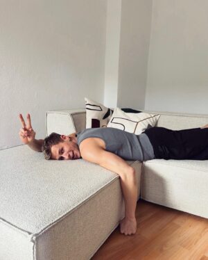 Lukas Sauer Instagram - ✌️ Der Moment, wenn du alles (für den Tag) geschafft hast ✌️ …und dann merkst du, dass du vielleicht doch noch zum Sport gehen könntest und 25 unbeantwortete WhatsApp-Nachrichten hast! Zeit für eine verdiente Pause, oder vielleicht doch nicht? 🤪

Wie viele unbeantwortete WhatsApp nachrichten habt ihr in der App? Bei mir sind es doch „nur“ fünf. Die gehe ich direkt an. Also direkt nach dem Sport 🤪

Habt einen wunderschönen Abend meine lieben 🍋 

• • • 
✌️ The moment when you’ve done everything (for the day) ✌️ ... and then you realise that you could still go to the gym and you have 25 unanswered WhatsApp messages! Time for a well-deserved break, or maybe not? 🤪

How many unanswered WhatsApp messages do you have in the app? I have „only“ five. I deal with them straight away. So straightaway after the gym 🤪

Have a wonderful evening, my lovelies 🍋

• • • 
#interiorinspiration #decorinspiration #apartmenttherapy #mywestelm #UOhome #sodomino #decorhome #apartmentlife #abmathome #interiorinspo #interiorideas #interiorarchitecture #straighfacades #chairaffair #strideby #artwatchers #coffeeshopcorners #ilovebrary #thatbooknook