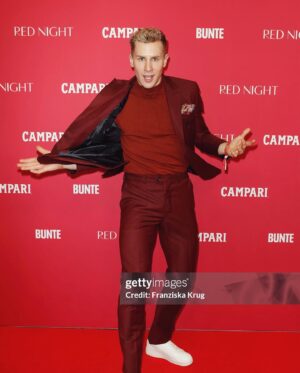 Lukas Sauer Instagram - Oi, go
Oi, more passion, more passion, more passion
More energy, more energy
More footwork, more footwork, more footwork
More passion, more energy, more energy

@bunte_magazin ❤️