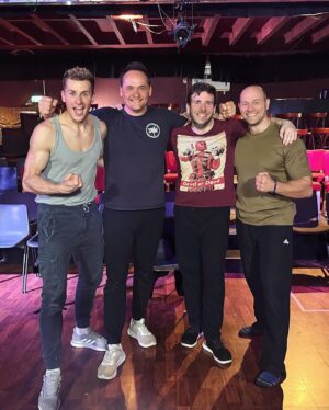 Lukas Sauer Instagram - Stunt Fight Workshop 🥊 
Nicht nur die Storys, sondern auch die Schläge müssen gut durchdacht sein.💥 Falls man mit Worten nicht mehr weiterkommt, müssen eben die Fäuste überzeugen. 😵‍💫 Aber keine Sorge, ich habe versprochen, nur am Set zu hauen – nicht im echten Leben, denn Hauen darf man nicht! Außer es steht im Drehbuch 🎬👊

Was habt ihr schönes an diesem sonnigen Wochenende gemacht? Fühlt euch gedrückt 🍋 Happy Sonntag 

• • • 
Stunt Fight Workshop 🥊 
Not only the stories, but also the punches have to be well thought out.💥 If words don’t get you anywhere, your fists have to be convincing. 😵‍💫 But don’t worry, I promised to only hit on set - not in real life, because you’re not allowed to hit! Unless it’s in the script 🎬👊

What nice things did you do on this sunny weekend? Hugs 🍋 Happy Sunday

• • • 
#sfw #stuntfighting #stuntlife #stuntman #stuntgang #actorslife #onstage #onSet #makersgonnamake #whereiwork #creativelifehappylife #handsandhustle #tnchustler #onmywaytowork #workharder #arturo