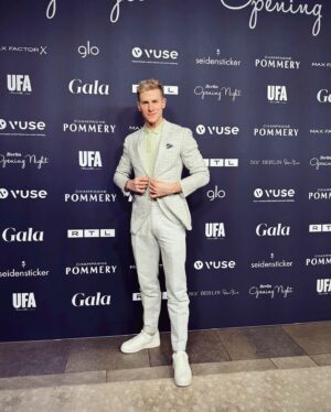 Lukas Sauer Instagram - Leute, Leute. Hier steppt der Bär 🐻 

Die Bärlinale hat einen fulminanten Start hingelegt. So viele Events und noch mehr Filmschaffende tummeln sich in Bärlin herum. Von dem ein oder anderen bekommt man einen Bären aufgebunden, aber an sich habe ich viele bärenstarke Begegnungen und Gespräche. 

So viele tolle Momente, nur bekomme ich durch all das Networking einen Bärenhunger 🍔 So, alle „Bär“ Wortspiele aufgebraucht, danke, dass ihr eure Zeit entbärt habt um diesen Text zu lesen und fühlt euch Bärenstark umarmt 🫶🏼 

• • • 

Berlin Film Festival 2024 🐻 
…well…*insert a text with a lot of Bear-Puns*

• • • 
#berlinale2024 
#berlinale 
#openingevent