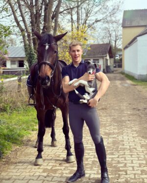 Lukas Sauer Instagram - 🐴 Dr. Dolittle 🐶
Luki auf dem Ponyhof

@cavallo_boots.fashion @catchyourdream2020 @rfv_ludwigshafen 

#Horserider #stall #stable #stablelife #stablestyle #horserider #chestnuthorse #pferdefotografie