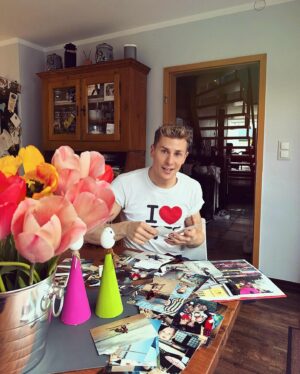 Lukas Sauer Instagram - Osternwochenende bei der Familie🍀🐰
Ruhe, trotz vollem Haus (es wirkt etwas wie die Osterversion von „Kevin - allein zu Haus“ - bevor die Familie in den Urlaub fliegt) mit Wein, gutem Essen, noch besserer Laune und alten Fotos ❤️ Beste Kombi 

Frohe Ostern meine Lieben 🍋 Fühlt euch gedrückt 

• • • 

Easter weekend with the family🍀🐰
Peace, despite the house being full (it seems a bit like the Easter version of „Home Alone“ - before the family flies off on holiday) with wine, good food, an even better mood and old photos ❤️ Best combination

Happy Easter my lovelies 🍋 big hug

• • • 
#ostern2024 #familytime❤️ #osterwochenende