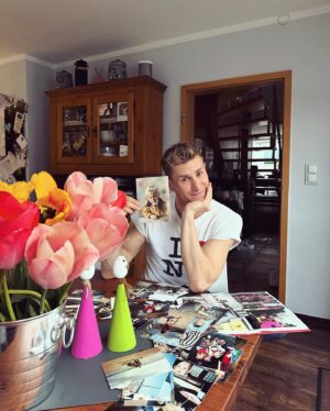 Lukas Sauer Instagram - Osternwochenende bei der Familie🍀🐰
Ruhe, trotz vollem Haus (es wirkt etwas wie die Osterversion von „Kevin - allein zu Haus“ - bevor die Familie in den Urlaub fliegt) mit Wein, gutem Essen, noch besserer Laune und alten Fotos ❤️ Beste Kombi 

Frohe Ostern meine Lieben 🍋 Fühlt euch gedrückt 

• • • 

Easter weekend with the family🍀🐰
Peace, despite the house being full (it seems a bit like the Easter version of „Home Alone“ - before the family flies off on holiday) with wine, good food, an even better mood and old photos ❤️ Best combination

Happy Easter my lovelies 🍋 big hug

• • • 
#ostern2024 #familytime❤️ #osterwochenende