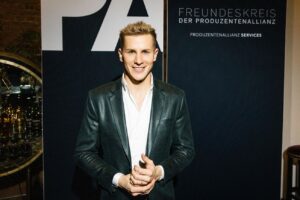 Lukas Sauer Instagram - Gestern war das Freundeskreis-Dinner der @produzentenallianz ✨ Hierfür habe ich mich in einen wunderschönen Anzug von @darkohmenswear geschmissen und auf den Weg ins @grace_bln gemacht. 

Auf dem zweiten Bild seht ihr mich, wie ich höchst konzentriert in ein Gespräch vertieft bin und dabei den kleinsten Dirigentenstab der Welt in der Hand halte 🎶

Das nächste Event heute geht um 23:00 Uhr los…Elf Uhr…NACHTS Aber wie heißt es so schön: Je später der Abend um so schöner die Gäste. Ich bin mir sicher, dass das heute zutrifft. 

Habt einen wunderschönen Abend und fühlt euch gedrückt 🫶🏼🍋 

 • • • 
Yesterday was the @produzentenallianz friends‘ group dinner ✨ For this I threw myself into a beautiful suit from @darkohmenswear and made my way to @grace_bln.

In the second picture you can see me, deeply concentrated in a conversation, holding the world’s smallest conductor’s baton in my hand 🎶

The next event today starts at 11 p.m....ELEVEN...PM!! But as the saying goes: the later the evening, the nicer the guests (that’s what we say in Germany) I’m sure that’s true today.

Have a wonderful evening and I send you a big hug 🫶🏼🍋

• • • 
#berlinale #berlinale2024 #mycreativebiz #makersgonnamake #whereiwork #creativelifehappylife #handsandhustle #tnchustler #onmywaytowork