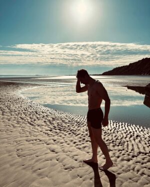 Lukas Sauer Instagram - 🌊 l’Atlantique 🇫🇷

#Atlantique #atlantic #plage🌊 #intheshadows #froid