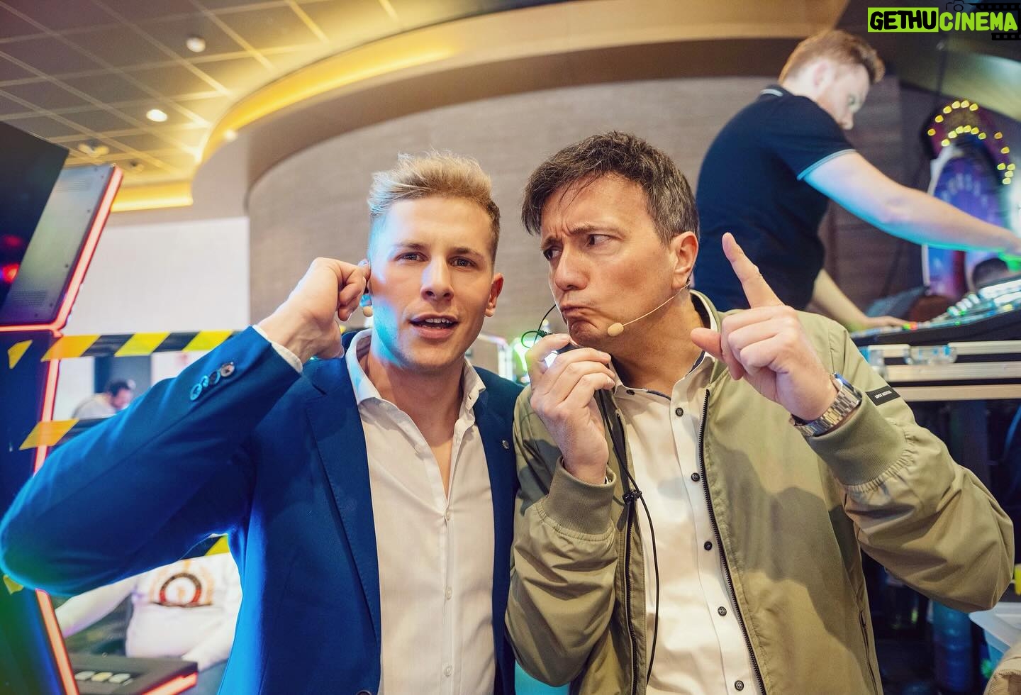 Lukas Sauer - 3 Likes - Was eine spektakuläre Show ⭐️
Und jetzt viel Spaß mit einer Popkultur-Referenz, die man nur versteht, wenn man die Abenteuer einer weltreisenden Truppe kennt, die Taschenmonster sammelt, als wären es Postkarten – Pokémon ⚡️
Wir wollen die Shows dominieren,
Und spannende Spiele kreieren!
Langeweile und gewöhnlich verurteilen wir,
Mehr und mehr Spaß, das wollen wir.
Marco! Und Lukas!
Team Gameshow - so hell wie das Licht.
Vorbeikommen und gewinnen, das ist hier Pflicht.
Miauz genau!
#teamrocket #teamgameshow #winnerorloser #Merkur #spielbank #casinos #showmaster #casinoshowtour #casinoshow #letsmakeadeal #gehaufsganze #gamble #sequins #gameshow #winwinwin