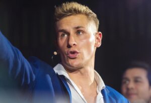 Lukas Sauer Instagram - Was eine spektakuläre Show ⭐️
Und jetzt viel Spaß mit einer Popkultur-Referenz, die man nur versteht, wenn man die Abenteuer einer weltreisenden Truppe kennt, die Taschenmonster sammelt, als wären es Postkarten – Pokémon ⚡️

Wir wollen die Shows dominieren,
Und spannende Spiele kreieren!
Langeweile und gewöhnlich verurteilen wir,
Mehr und mehr Spaß, das wollen wir.
Marco! Und Lukas!
Team Gameshow - so hell wie das Licht.
Vorbeikommen und gewinnen, das ist hier Pflicht.
Miauz genau!

#teamrocket #teamgameshow #winnerorloser #Merkur #spielbank #casinos #showmaster #casinoshowtour #casinoshow #letsmakeadeal #gehaufsganze #gamble #sequins #gameshow #winwinwin