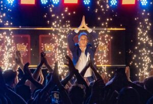 Lukas Sauer Instagram - Was eine spektakuläre Show ⭐️
Und jetzt viel Spaß mit einer Popkultur-Referenz, die man nur versteht, wenn man die Abenteuer einer weltreisenden Truppe kennt, die Taschenmonster sammelt, als wären es Postkarten – Pokémon ⚡️

Wir wollen die Shows dominieren,
Und spannende Spiele kreieren!
Langeweile und gewöhnlich verurteilen wir,
Mehr und mehr Spaß, das wollen wir.
Marco! Und Lukas!
Team Gameshow - so hell wie das Licht.
Vorbeikommen und gewinnen, das ist hier Pflicht.
Miauz genau!

#teamrocket #teamgameshow #winnerorloser #Merkur #spielbank #casinos #showmaster #casinoshowtour #casinoshow #letsmakeadeal #gehaufsganze #gamble #sequins #gameshow #winwinwin