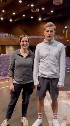 Lukas Sauer Instagram - ⭐️ (Wiederaufnahme) PREMIERE ⭐️ 
Frau Frank, Herr Sauer, wie fühlen Sie sich, so kurz vor dem Auftritt? 

Schauen wir mal was wird! 

#schaumamalwaswird #waswird @ulrikefrankofficial 
• • • 
@eingemeinertrick @tourerleben @stadthalle.osterode 
• • • 
#schaumama #baresfürrares #kult #kultur #theater #actorslife #onstage #onSet