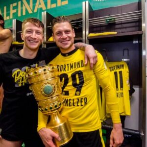 Lukasz Piszczek Instagram - @marcinho11 eine von der besten die je @bvb09 hat,
Einfach nur Legende danke für alles Marek 🖤💛