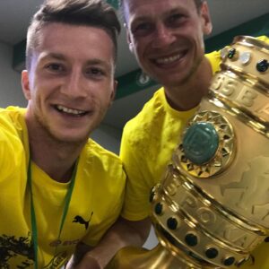 Lukasz Piszczek Instagram - @marcinho11 eine von der besten die je @bvb09 hat,
Einfach nur Legende danke für alles Marek 🖤💛