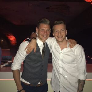 Lukasz Piszczek Instagram - @marcinho11 eine von der besten die je @bvb09 hat,
Einfach nur Legende danke für alles Marek 🖤💛