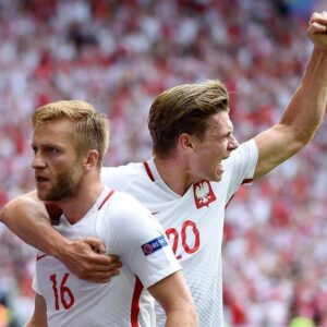 Lukasz Piszczek Instagram - @kuba.blaszczykowski przyjacielu, mimo przeciwności losu spełniłeś marzenia z dzieciństwa i dzisiaj po raz 109 będziesz reprezentował nasz kraj, cieszę się ze mogłem Ci w tym towarzyszyć, wspólnie atakowaliśmy i broniliśmy zawsze razem, to była nasza siła !
Dzisiaj rozegrasz swój ostatni mecz z orłem na piersi… Baw się dobrze 💪🏻😊