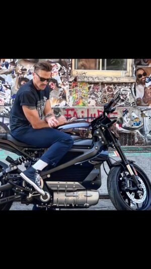 Luke Gulbranson Instagram - “Life is short, break the rules, forgive quickly, kiss slowly, love truly, laugh uncontrollably,
and never regret anything that
made you smile” Ride on! @livewireev @harleydavidson #motorcycle #twowheels #livewire #throttledown #nycstreets #gotham