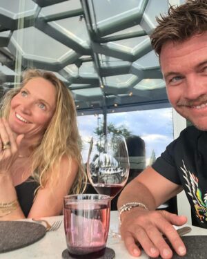 Luke Hemsworth Instagram - Happy anniversary for a couple days ago love!! 🤦‍♂️not sure why you put up with me but I’m glad you do. Love love love you. @thesamanthahemsworth