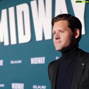 Luke Kleintank Instagram - Epic night celebrating @midwaymovie with our incredible cast and partners. Special thanks to everyone @lionsgate for making this all possible and @rolandemmerich @haraldkloser #westooke for their vision. Also wanted to shout out @ted_baker @ted_baker_menswear for the jacket @coach for the pants and @kumicraig for grooming @emmytown @tmahideaway for my look #midwaymovie #lionsgate.
