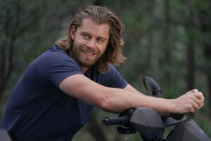 Luke Mitchell Instagram - Who’s up for a cheeky little ride to Dead Man’s Drop tomorrow?! 😋 #BigSky

📸: ABC/ Michael Moriatis
