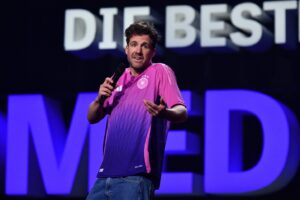Luke Mockridge Instagram - Heute 20:15 Uhr laufe ich für meinen Nationalsender @sat.1 auf! Alles zur EM bei den „Besten Comedians Deutschlands“ 

Auf dem 3. Slide ist der komplette Comedy Kader vertreten…

Wer fehlt?