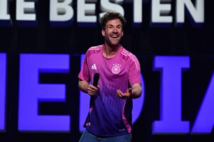 Luke Mockridge Instagram - Heute 20:15 Uhr laufe ich für meinen Nationalsender @sat.1 auf! Alles zur EM bei den „Besten Comedians Deutschlands“ 

Auf dem 3. Slide ist der komplette Comedy Kader vertreten…

Wer fehlt?