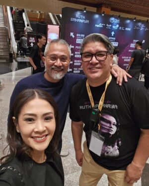 Lukman Sardi Instagram - About last night ... seneng banget semalem melihat sebuah performance dari Ruth Sahanaya... 40 tahun perjalanan yang sungguh menjadi inspirasi. Bukan hal yang mudah di dunia seni bisa terus berkarya sampai 40 tahun, di tengah bermunculan seniman2 baru yang juga berkualitas. Ini lebih dari sekedar berkarya tapi bagaimana rasa cinta membawa kekuatan untuk terus hadir.. bukan hanya untuk diri sendiri, tapi buat orang banyak dan yang paling utama adalah buat Tuhan 🙏🤍.
Saya bangga sebagai seniman Indonesia yang ikut merasakan cintamu Mama Uthe.. saya yakin ini bukan akhir perjalanan tapi justru menjadi awal dari karya2 baru yang akan lahir melalui suaramu.. love you 🙏😘❤️

All pic taken with my Samsung #galaxys24ultra