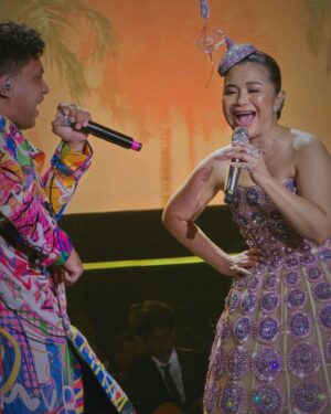 Lukman Sardi Instagram - About last night ... seneng banget semalem melihat sebuah performance dari Ruth Sahanaya... 40 tahun perjalanan yang sungguh menjadi inspirasi. Bukan hal yang mudah di dunia seni bisa terus berkarya sampai 40 tahun, di tengah bermunculan seniman2 baru yang juga berkualitas. Ini lebih dari sekedar berkarya tapi bagaimana rasa cinta membawa kekuatan untuk terus hadir.. bukan hanya untuk diri sendiri, tapi buat orang banyak dan yang paling utama adalah buat Tuhan 🙏🤍.
Saya bangga sebagai seniman Indonesia yang ikut merasakan cintamu Mama Uthe.. saya yakin ini bukan akhir perjalanan tapi justru menjadi awal dari karya2 baru yang akan lahir melalui suaramu.. love you 🙏😘❤️

All pic taken with my Samsung #galaxys24ultra
