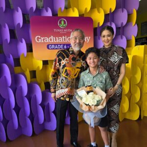Lukman Sardi Instagram - Yeayyyy.. Graduation Day.. we are so proud of you Akira. 
Ini bukan akhir tapi menjadi awal perjalanan kamu berikutnya menjadi manusia yang takut Tuhan, dewasa, mandiri dan menggapai apa yang kamu Impikan.. so much love Papa and Mama 🤍🤍🙏🙏