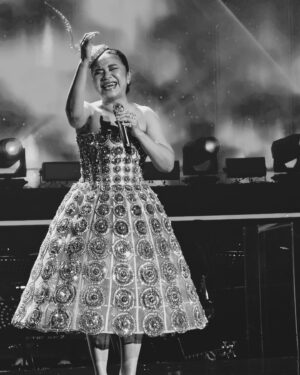Lukman Sardi Instagram - About last night ... seneng banget semalem melihat sebuah performance dari Ruth Sahanaya... 40 tahun perjalanan yang sungguh menjadi inspirasi. Bukan hal yang mudah di dunia seni bisa terus berkarya sampai 40 tahun, di tengah bermunculan seniman2 baru yang juga berkualitas. Ini lebih dari sekedar berkarya tapi bagaimana rasa cinta membawa kekuatan untuk terus hadir.. bukan hanya untuk diri sendiri, tapi buat orang banyak dan yang paling utama adalah buat Tuhan 🙏🤍.
Saya bangga sebagai seniman Indonesia yang ikut merasakan cintamu Mama Uthe.. saya yakin ini bukan akhir perjalanan tapi justru menjadi awal dari karya2 baru yang akan lahir melalui suaramu.. love you 🙏😘❤️

All pic taken with my Samsung #galaxys24ultra