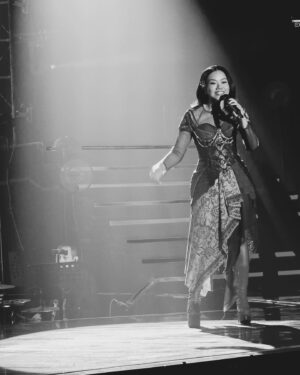 Lukman Sardi Instagram - About last night ... seneng banget semalem melihat sebuah performance dari Ruth Sahanaya... 40 tahun perjalanan yang sungguh menjadi inspirasi. Bukan hal yang mudah di dunia seni bisa terus berkarya sampai 40 tahun, di tengah bermunculan seniman2 baru yang juga berkualitas. Ini lebih dari sekedar berkarya tapi bagaimana rasa cinta membawa kekuatan untuk terus hadir.. bukan hanya untuk diri sendiri, tapi buat orang banyak dan yang paling utama adalah buat Tuhan 🙏🤍.
Saya bangga sebagai seniman Indonesia yang ikut merasakan cintamu Mama Uthe.. saya yakin ini bukan akhir perjalanan tapi justru menjadi awal dari karya2 baru yang akan lahir melalui suaramu.. love you 🙏😘❤️

All pic taken with my Samsung #galaxys24ultra