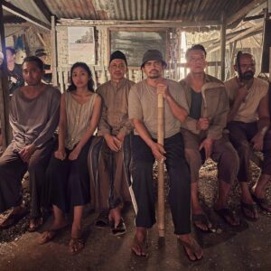 Lukman Sardi Instagram - Kami...geng nelayan kerang 🔥💪🤍.. harus nunggu 1 1/2 tahun untuk bisa ngepost foto ini 😊. Proses shooting yang menyenangkan walaupun panas banget dan kaki harus nginjek2 kulit kerang.. 
"Nightmares and Daydreams" di Netflix. Dan Puji Tuhan sudah jadi no 1 TV show di Indobesia.. urutan 12 Netflix Global dan menjadi Top 10 in several countries 🙏🙏💪💪👏👏

#nightmaresanddaydreams #netflix