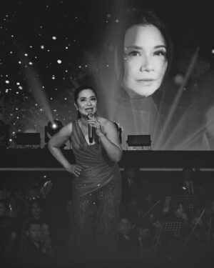 Lukman Sardi Instagram - About last night ... seneng banget semalem melihat sebuah performance dari Ruth Sahanaya... 40 tahun perjalanan yang sungguh menjadi inspirasi. Bukan hal yang mudah di dunia seni bisa terus berkarya sampai 40 tahun, di tengah bermunculan seniman2 baru yang juga berkualitas. Ini lebih dari sekedar berkarya tapi bagaimana rasa cinta membawa kekuatan untuk terus hadir.. bukan hanya untuk diri sendiri, tapi buat orang banyak dan yang paling utama adalah buat Tuhan 🙏🤍.
Saya bangga sebagai seniman Indonesia yang ikut merasakan cintamu Mama Uthe.. saya yakin ini bukan akhir perjalanan tapi justru menjadi awal dari karya2 baru yang akan lahir melalui suaramu.. love you 🙏😘❤️

All pic taken with my Samsung #galaxys24ultra