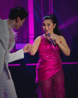 Lukman Sardi Instagram - About last night ... seneng banget semalem melihat sebuah performance dari Ruth Sahanaya... 40 tahun perjalanan yang sungguh menjadi inspirasi. Bukan hal yang mudah di dunia seni bisa terus berkarya sampai 40 tahun, di tengah bermunculan seniman2 baru yang juga berkualitas. Ini lebih dari sekedar berkarya tapi bagaimana rasa cinta membawa kekuatan untuk terus hadir.. bukan hanya untuk diri sendiri, tapi buat orang banyak dan yang paling utama adalah buat Tuhan 🙏🤍.
Saya bangga sebagai seniman Indonesia yang ikut merasakan cintamu Mama Uthe.. saya yakin ini bukan akhir perjalanan tapi justru menjadi awal dari karya2 baru yang akan lahir melalui suaramu.. love you 🙏😘❤️

All pic taken with my Samsung #galaxys24ultra