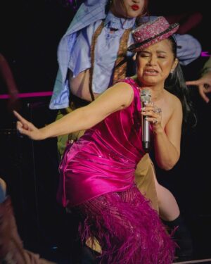 Lukman Sardi Instagram - About last night ... seneng banget semalem melihat sebuah performance dari Ruth Sahanaya... 40 tahun perjalanan yang sungguh menjadi inspirasi. Bukan hal yang mudah di dunia seni bisa terus berkarya sampai 40 tahun, di tengah bermunculan seniman2 baru yang juga berkualitas. Ini lebih dari sekedar berkarya tapi bagaimana rasa cinta membawa kekuatan untuk terus hadir.. bukan hanya untuk diri sendiri, tapi buat orang banyak dan yang paling utama adalah buat Tuhan 🙏🤍.
Saya bangga sebagai seniman Indonesia yang ikut merasakan cintamu Mama Uthe.. saya yakin ini bukan akhir perjalanan tapi justru menjadi awal dari karya2 baru yang akan lahir melalui suaramu.. love you 🙏😘❤️

All pic taken with my Samsung #galaxys24ultra
