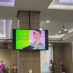 Lukman Sardi Instagram - Yeayyyy.. Graduation Day.. we are so proud of you Akira. 
Ini bukan akhir tapi menjadi awal perjalanan kamu berikutnya menjadi manusia yang takut Tuhan, dewasa, mandiri dan menggapai apa yang kamu Impikan.. so much love Papa and Mama 🤍🤍🙏🙏