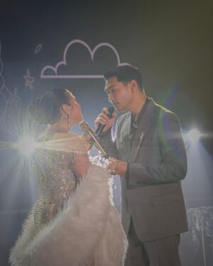 Lukman Sardi Instagram - About last night ... seneng banget semalem melihat sebuah performance dari Ruth Sahanaya... 40 tahun perjalanan yang sungguh menjadi inspirasi. Bukan hal yang mudah di dunia seni bisa terus berkarya sampai 40 tahun, di tengah bermunculan seniman2 baru yang juga berkualitas. Ini lebih dari sekedar berkarya tapi bagaimana rasa cinta membawa kekuatan untuk terus hadir.. bukan hanya untuk diri sendiri, tapi buat orang banyak dan yang paling utama adalah buat Tuhan 🙏🤍.
Saya bangga sebagai seniman Indonesia yang ikut merasakan cintamu Mama Uthe.. saya yakin ini bukan akhir perjalanan tapi justru menjadi awal dari karya2 baru yang akan lahir melalui suaramu.. love you 🙏😘❤️

All pic taken with my Samsung #galaxys24ultra