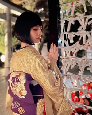 Luna Fujimoto Instagram - 2024 is the Year of the Dragon🐉 The lit-up shrine is so magical and it’s totally different from the daytime.

夜のお参りも情緒があってよきでした☺️

#atagoshrine #hatsumode #kimono #yearofthedragon #kimonolove #japanesetradition #japanesegirl #kimonogirl #japanesenewyear #handbroidery #初詣コーデ #初詣着物 #着物女子 #着物コーデ #着物でお出かけ #アンティーク着物 #アンティーク着物コーデ #総刺繍 #アンティーク帯