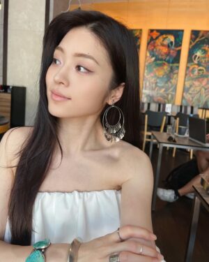Luna Fujimoto Instagram - One of the fun parts about filming is being able to travel to so many different countries✈️🏖️

#actorlife #actresslife #lunafujimoto #女優 #アクション女優 #今日のアクセサリーコーデ #今日のアクセサリー #白ワンピースコーデ #藤本ルナ