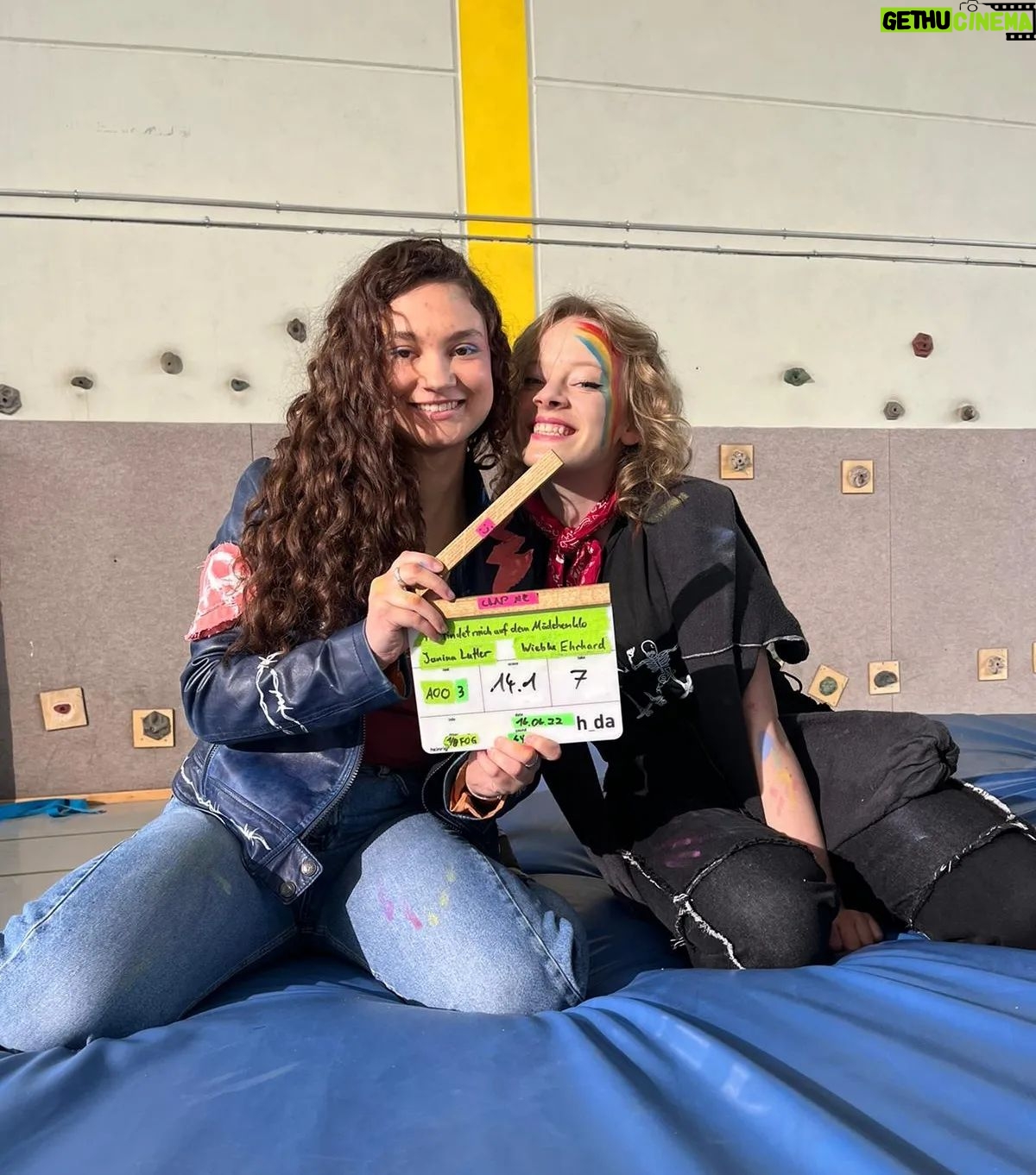 Luna Kuse - 2.6K Likes - ✨️Nachtdreh-Madness✨️
@dieschulebrennt_kurzfilm
SCREENINGS:
International Short Film Festival Dresden
21.04.23 - 17 Uhr - Schauburg Kino Dresden
22.04.23 - 15:30 Uhr - Thalia Kino Dresden
( english subtitles :)