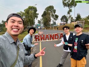 Lung Hor Instagram - 與 @thedodomen 的快閃非洲之旅🦍
我好恨那一支飛鏢呀🎯

謝謝 @cheneric924 @ilee0223 帶我狠狠地跳脫舒適圈
從轉機✈️開始就體驗到絕望
到烏干達🇺🇬的高山上又痛苦到極點

即便如此，我還是覺得待三天實在是太少了
可惡啊！好想再去！

非洲也許這輩子真的只去一次
期待影片囉😎

#烏干達 #盧安達 #非洲 #賀瓏夜夜秀 
#電信網卡認證的剛果