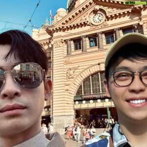Lung Hor Instagram - 世界巡迴即將啟程
翻出了一些照片
看得出每一張在哪嗎？

2024 曾博恩 X 賀瓏單口喜劇世界巡迴《#賀博台瘋》
四月日本見 🇯🇵